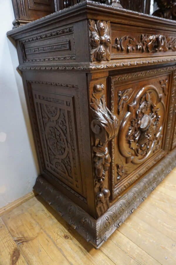 BOGATO RZEŹBIONY KREDENS Z PRZESZKLENIEM GRYFY