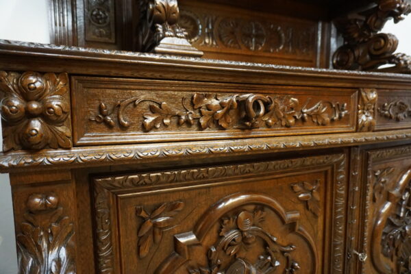 BOGATO RZEŹBIONY KREDENS Z PRZESZKLENIEM GRYFY