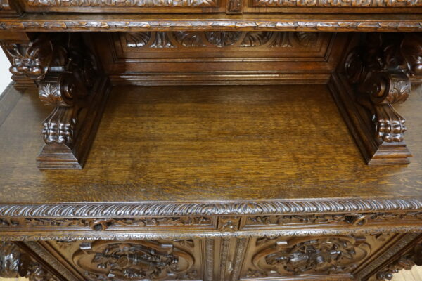 BOGATO RZEŹBIONY KREDENS Z PRZESZKLENIEM GRYFY