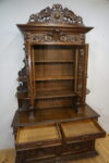 BOGATO RZEŹBIONY KREDENS Z PRZESZKLENIEM GRYFY