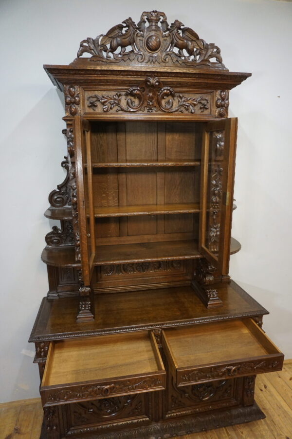 BOGATO RZEŹBIONY KREDENS Z PRZESZKLENIEM GRYFY