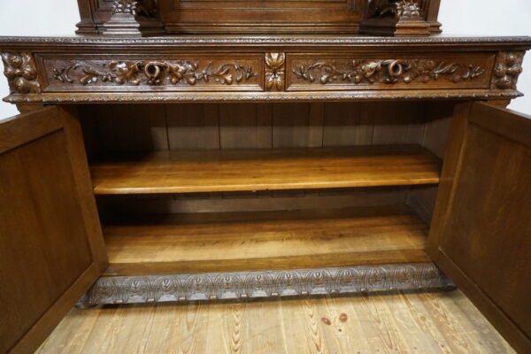 BOGATO RZEŹBIONY KREDENS Z PRZESZKLENIEM GRYFY