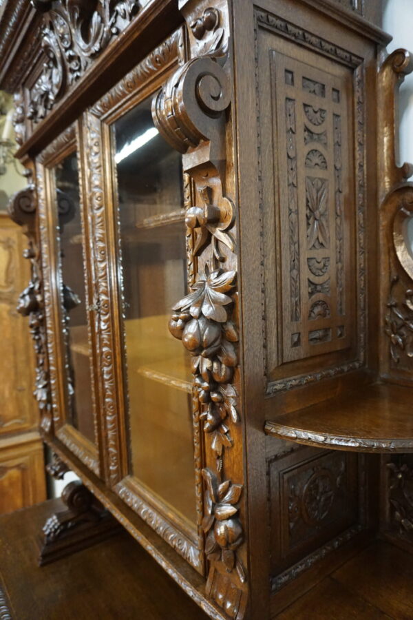 BOGATO RZEŹBIONY KREDENS Z PRZESZKLENIEM GRYFY