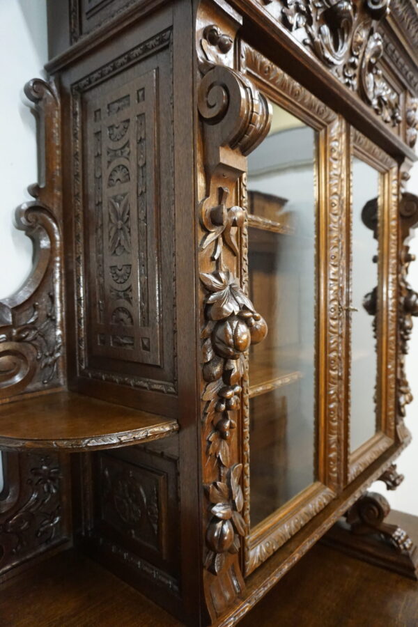 BOGATO RZEŹBIONY KREDENS Z PRZESZKLENIEM GRYFY