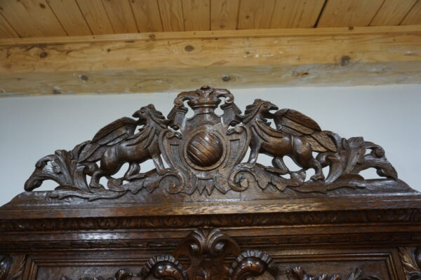 BOGATO RZEŹBIONY KREDENS Z PRZESZKLENIEM GRYFY