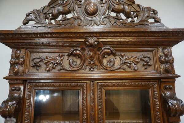 BOGATO RZEŹBIONY KREDENS Z PRZESZKLENIEM GRYFY