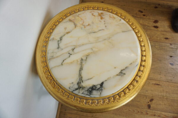 OKRĄGŁY ZŁOTY STOLIK KAWOWY MARMUR