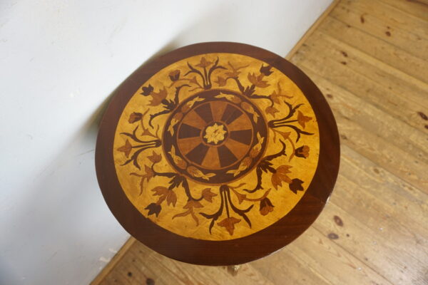 OKRĄGŁY STOLIK Z SZUFLADKĄ OKUCIA INTARSJE !!