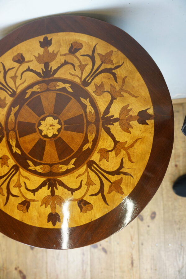 OKRĄGŁY STOLIK Z SZUFLADKĄ OKUCIA INTARSJE !!