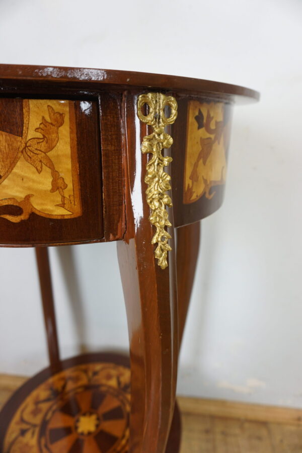 OKRĄGŁY STOLIK Z SZUFLADKĄ OKUCIA INTARSJE !!