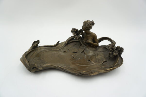 PATERA POPIELNICZKA DAMA Z KWIATAMI Z BRĄZU