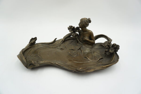 PATERA POPIELNICZKA DAMA Z KWIATAMI Z BRĄZU