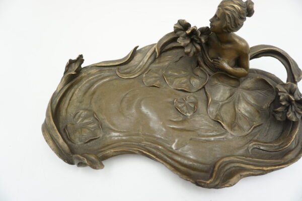 PATERA POPIELNICZKA DAMA Z KWIATAMI Z BRĄZU