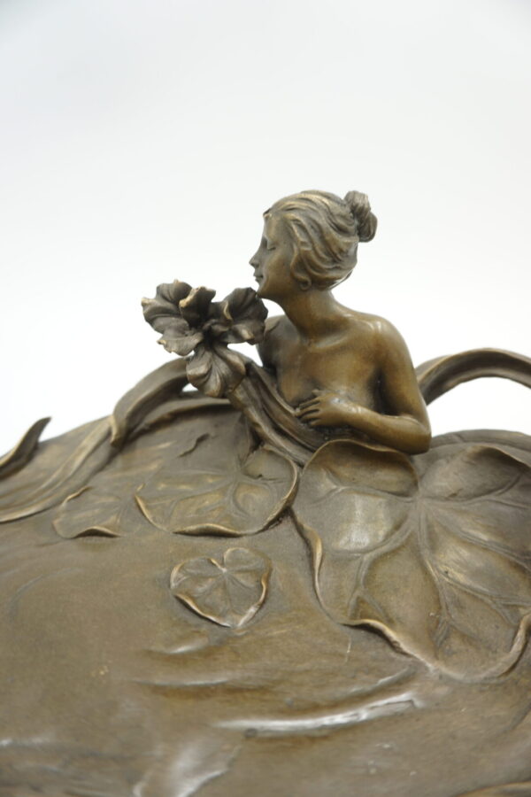 PATERA POPIELNICZKA DAMA Z KWIATAMI Z BRĄZU