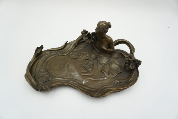 PATERA POPIELNICZKA DAMA Z KWIATAMI Z BRĄZU