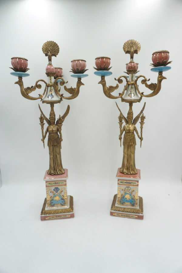 PARA ŚWIECZNIKÓW TRÓJRAMIENNYCH KOBIETY Z POCHODNIAMI PORCELANA + BRĄZ