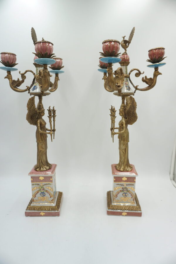 PARA ŚWIECZNIKÓW TRÓJRAMIENNYCH KOBIETY Z POCHODNIAMI PORCELANA + BRĄZ