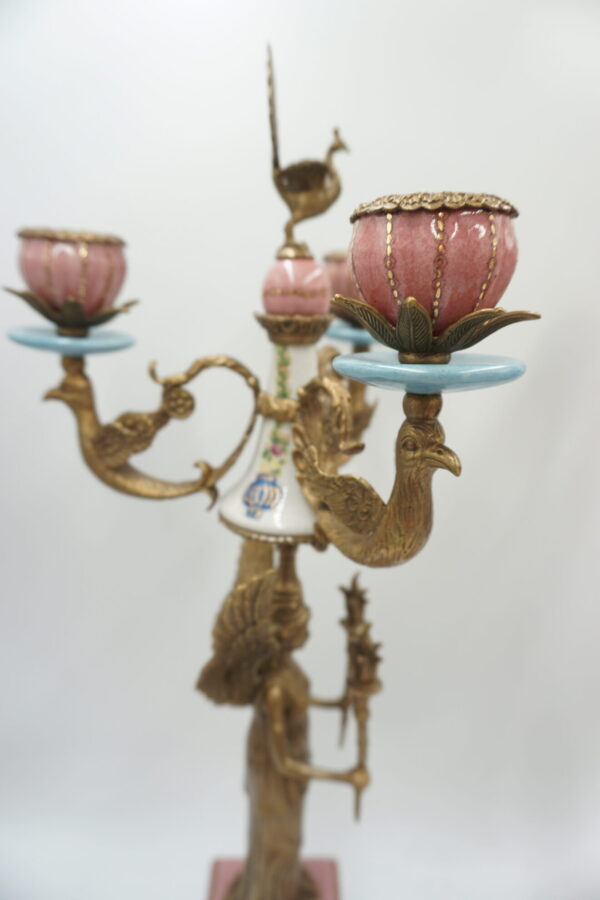 PARA ŚWIECZNIKÓW TRÓJRAMIENNYCH KOBIETY Z POCHODNIAMI PORCELANA + BRĄZ