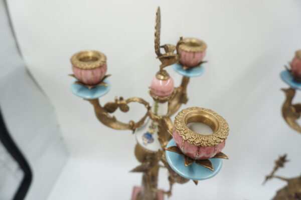 PARA ŚWIECZNIKÓW TRÓJRAMIENNYCH KOBIETY Z POCHODNIAMI PORCELANA + BRĄZ