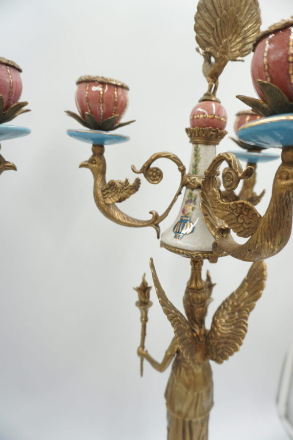 PARA ŚWIECZNIKÓW TRÓJRAMIENNYCH KOBIETY Z POCHODNIAMI PORCELANA + BRĄZ