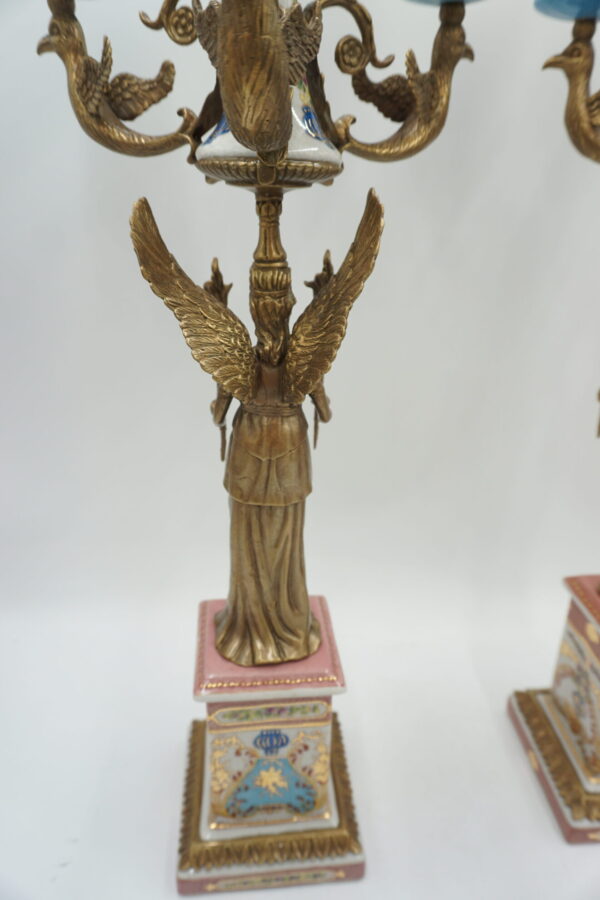 PARA ŚWIECZNIKÓW TRÓJRAMIENNYCH KOBIETY Z POCHODNIAMI PORCELANA + BRĄZ