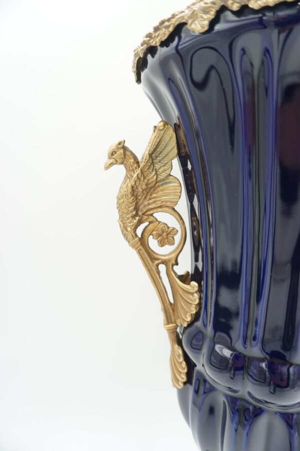 KOBALTOWY WAZON AMFORA BRĄZ+PORCELANA