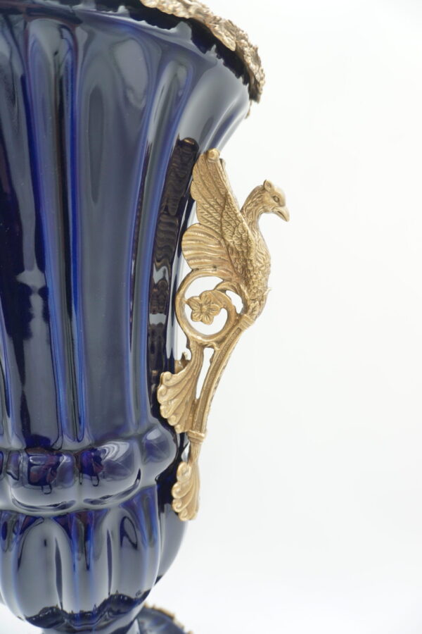 KOBALTOWY WAZON AMFORA BRĄZ+PORCELANA