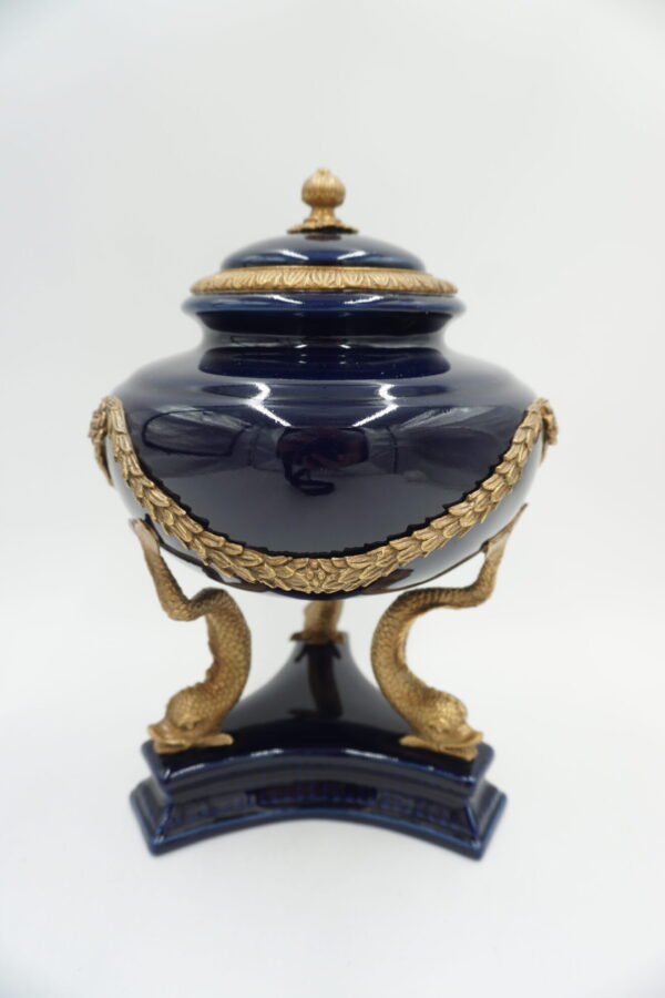 KOBALTOWA SZKATUŁKA BOMBONIERA PORCELANA Z BRĄZEM