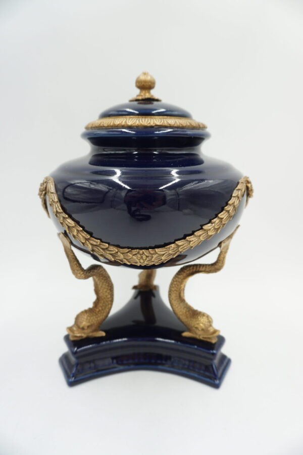 KOBALTOWA SZKATUŁKA BOMBONIERA PORCELANA Z BRĄZEM