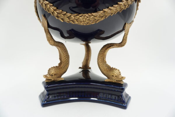 KOBALTOWA SZKATUŁKA BOMBONIERA PORCELANA Z BRĄZEM