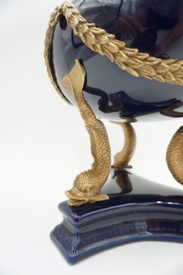 KOBALTOWA SZKATUŁKA BOMBONIERA PORCELANA Z BRĄZEM