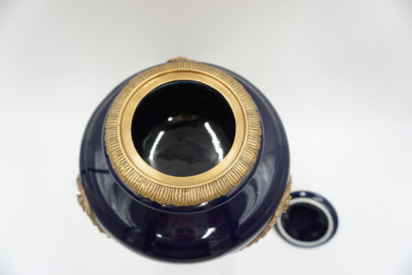 KOBALTOWA SZKATUŁKA BOMBONIERA PORCELANA Z BRĄZEM