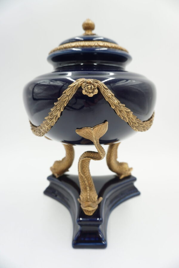 KOBALTOWA SZKATUŁKA BOMBONIERA PORCELANA Z BRĄZEM