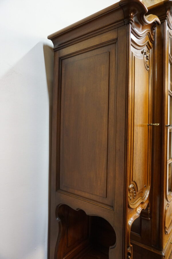 PAŁACOWY KREDENS LUDWIK ROCAILLE ORZECH Z PRZESZKLENIEM