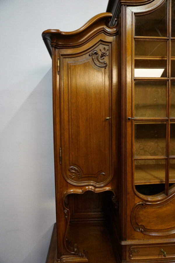 PAŁACOWY KREDENS LUDWIK ROCAILLE ORZECH Z PRZESZKLENIEM