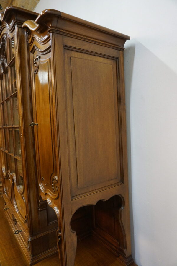 PAŁACOWY KREDENS LUDWIK ROCAILLE ORZECH Z PRZESZKLENIEM