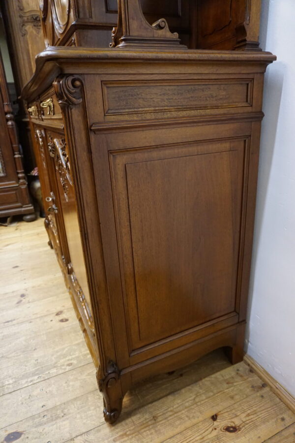 PAŁACOWY KREDENS LUDWIK ROCAILLE ORZECH Z PRZESZKLENIEM