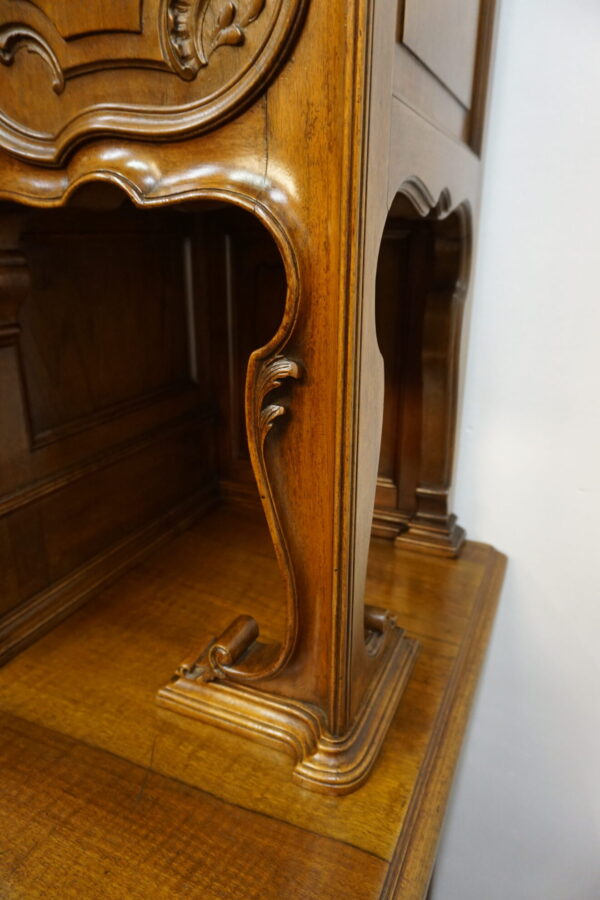 PAŁACOWY KREDENS LUDWIK ROCAILLE ORZECH Z PRZESZKLENIEM