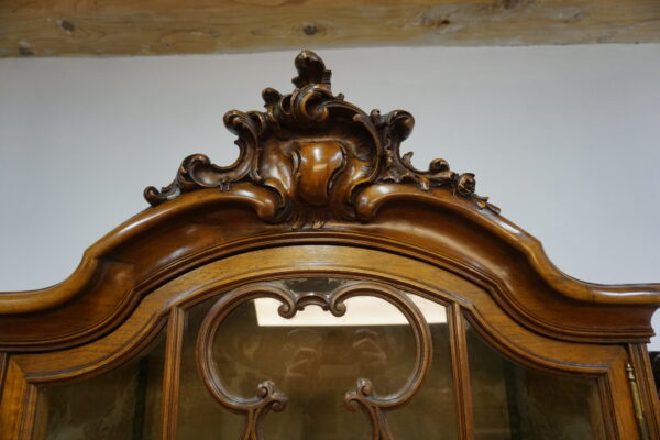 PAŁACOWY KREDENS LUDWIK ROCAILLE ORZECH Z PRZESZKLENIEM