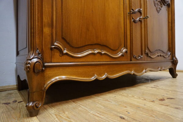 PAŁACOWY KREDENS LUDWIK ROCAILLE ORZECH Z PRZESZKLENIEM