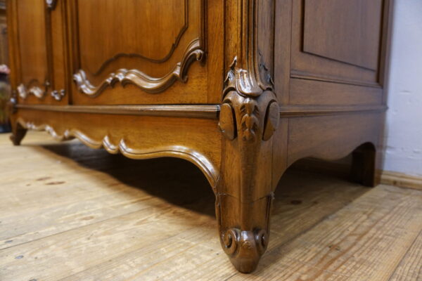 PAŁACOWY KREDENS LUDWIK ROCAILLE ORZECH Z PRZESZKLENIEM