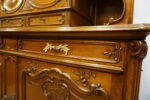 PAŁACOWY KREDENS LUDWIK ROCAILLE ORZECH Z PRZESZKLENIEM
