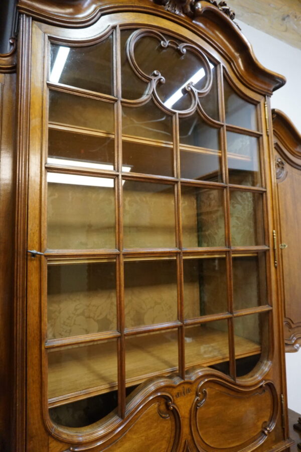 PAŁACOWY KREDENS LUDWIK ROCAILLE ORZECH Z PRZESZKLENIEM