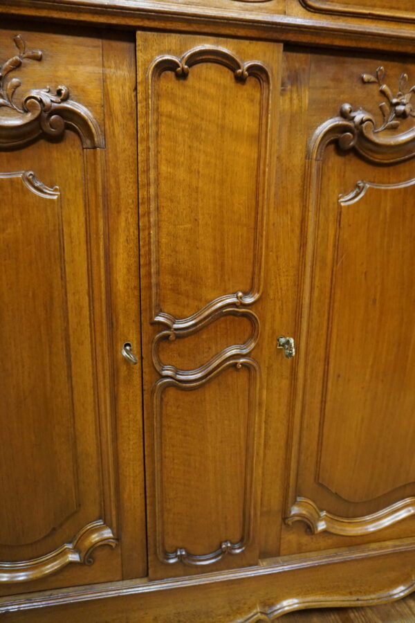 PAŁACOWY KREDENS LUDWIK ROCAILLE ORZECH Z PRZESZKLENIEM