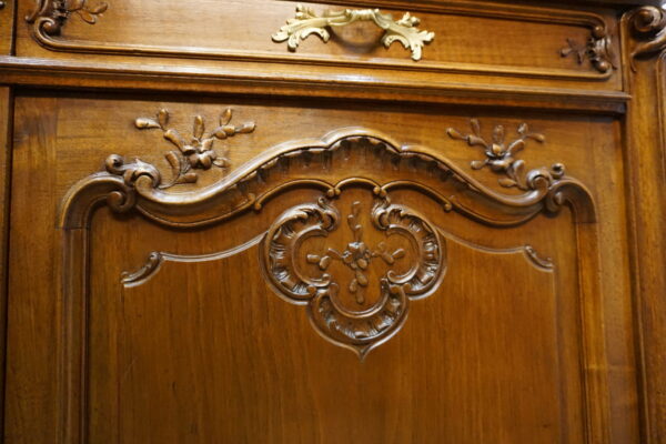 PAŁACOWY KREDENS LUDWIK ROCAILLE ORZECH Z PRZESZKLENIEM