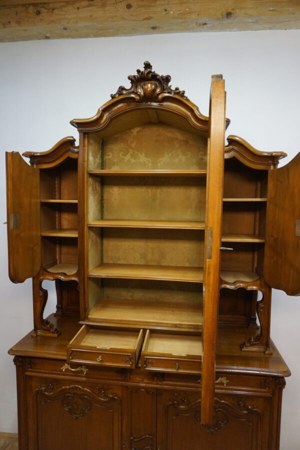 PAŁACOWY KREDENS LUDWIK ROCAILLE ORZECH Z PRZESZKLENIEM