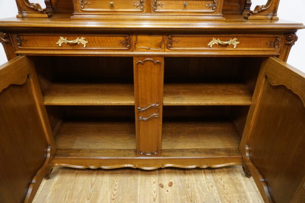 PAŁACOWY KREDENS LUDWIK ROCAILLE ORZECH Z PRZESZKLENIEM