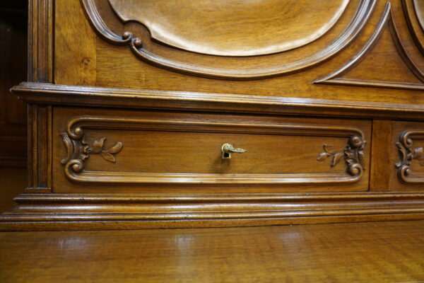 PAŁACOWY KREDENS LUDWIK ROCAILLE ORZECH Z PRZESZKLENIEM