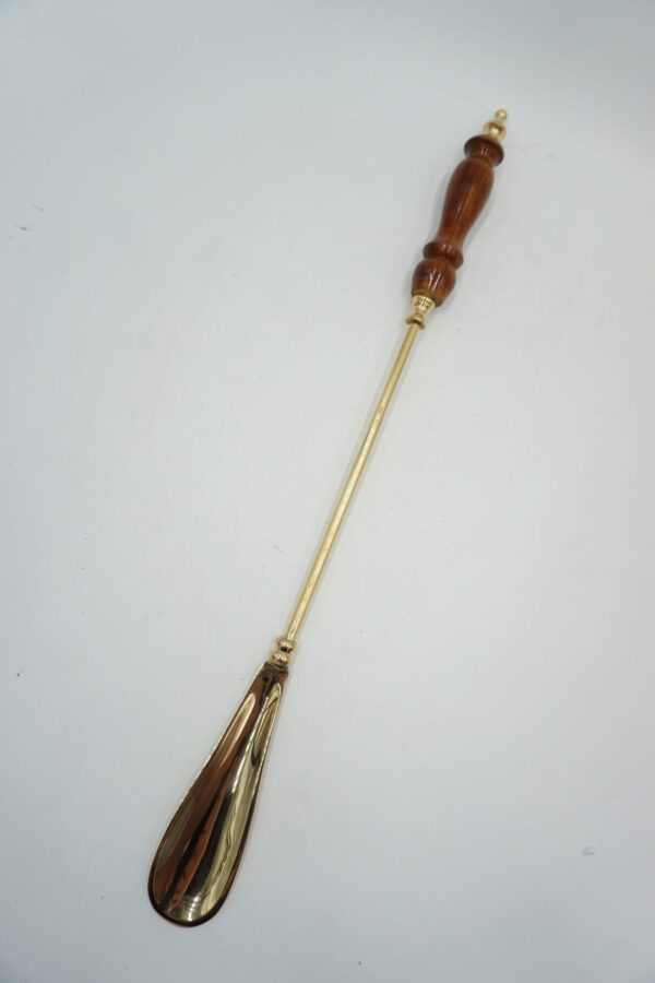 ŁYŻKA DO BUTÓW Z DREWNIANĄ RĄCZKĄ - MOSIĄDZ 47cm