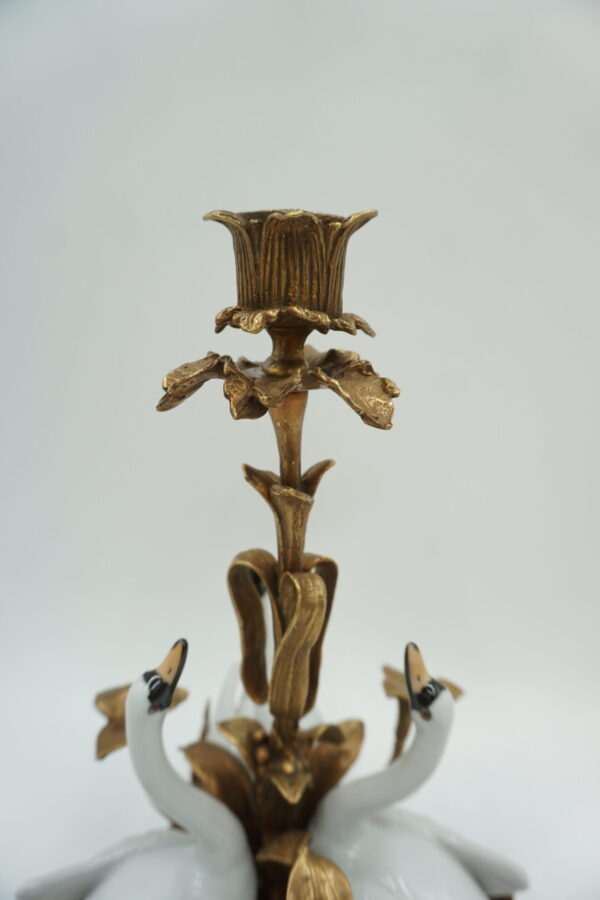 UROCZY ŚWIECZNIK ŁABĘDZIE PORCELANA Z BRĄZEM